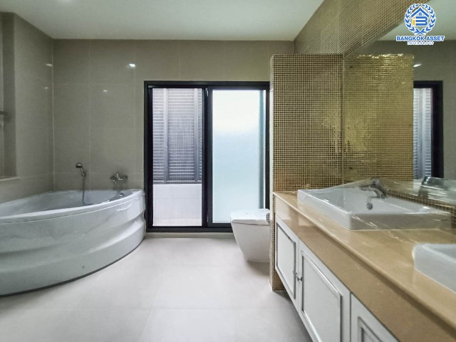 บ้านเดี่ยวมือสองย่านนนทบุรีฯ ม.เพอร์เฟคมาสเตอร์พีช รัตนาธิเบศร์  เนื้อที่กว้างขวางมากถึง 130.20 ตร.ว.  ฟังก์ชัน 4 ห้องนอน 5 ห้องน้ำ ที่จอดรถ 3 คัน เฟอร์นิเจอร์บิ้วท์อิน เปลี่ยนสุขภัณฑ์ใหม่ทั้งหลัง! บนทำเลแห่งการเดินทาง ใกล้รถไฟฟ้าสายสีม่วง "สถานีไทรม้า" และทางด่วน "งามวงศ์วาน" จองเลย!